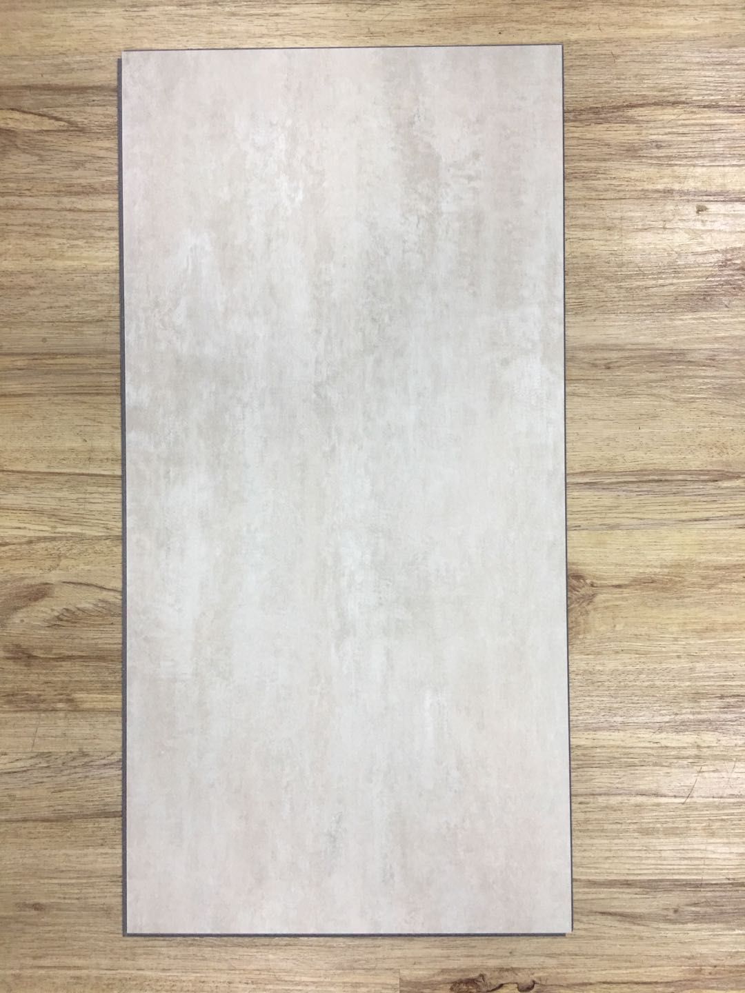 塑胶地板新篇章 解析PVC石塑地板片材与3.5mm石纹地板的卓越特性